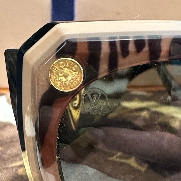 Louis Vuitton sunglasses some scratches on inner part as indicated - Picture 14 of 16
